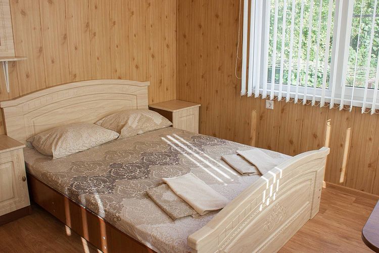 Окно выходит на кипарисовую аллею в старом парке (комната 12 на 1 этаже коттеджа №3)
